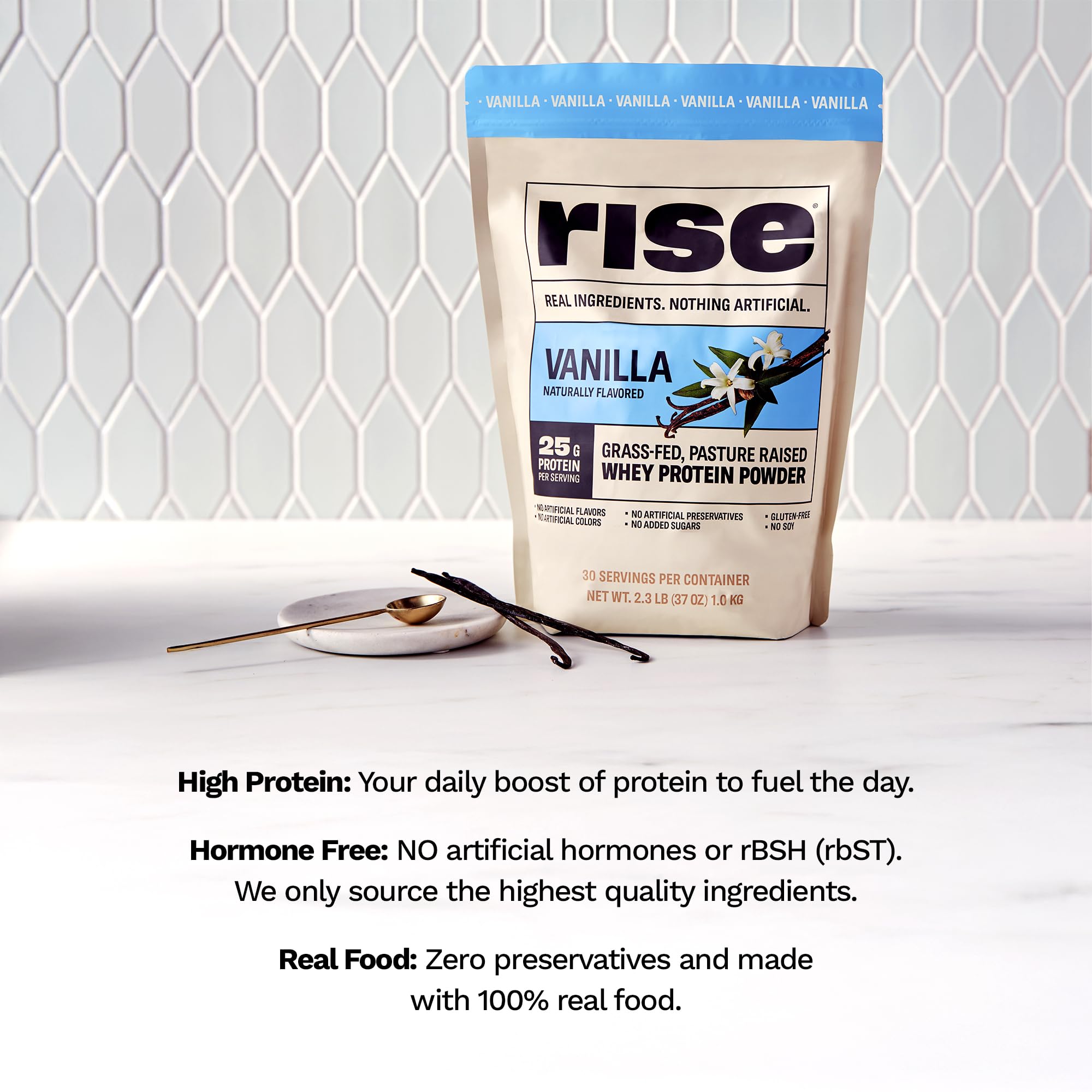 Rise Whey Vanille – poudre à texture crèmeuse et parfum doux de vanille.