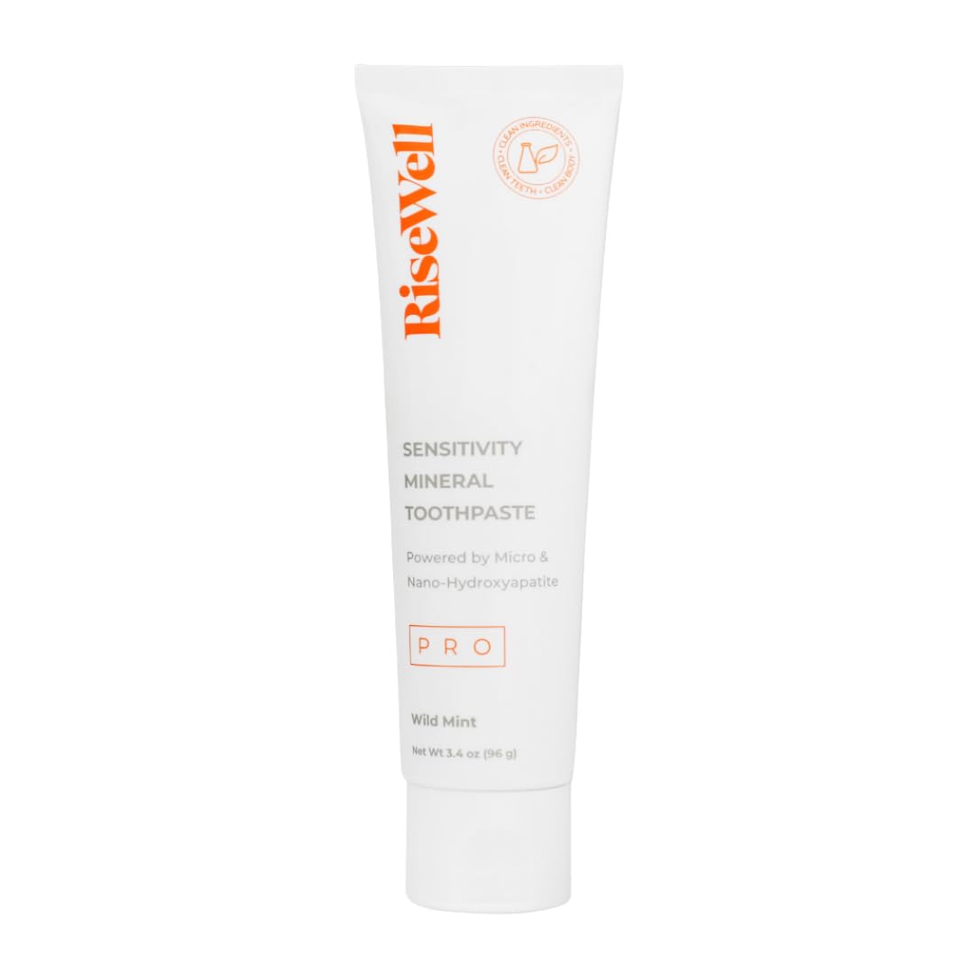 RiseWell PRO dentifrice minéral sur la brosse, brossage efficace et sensation de fraîcheur.