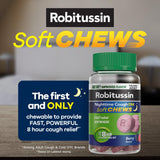 Emballage compact Robitussin Soft Chews Nuit DM sur table de chevet.
