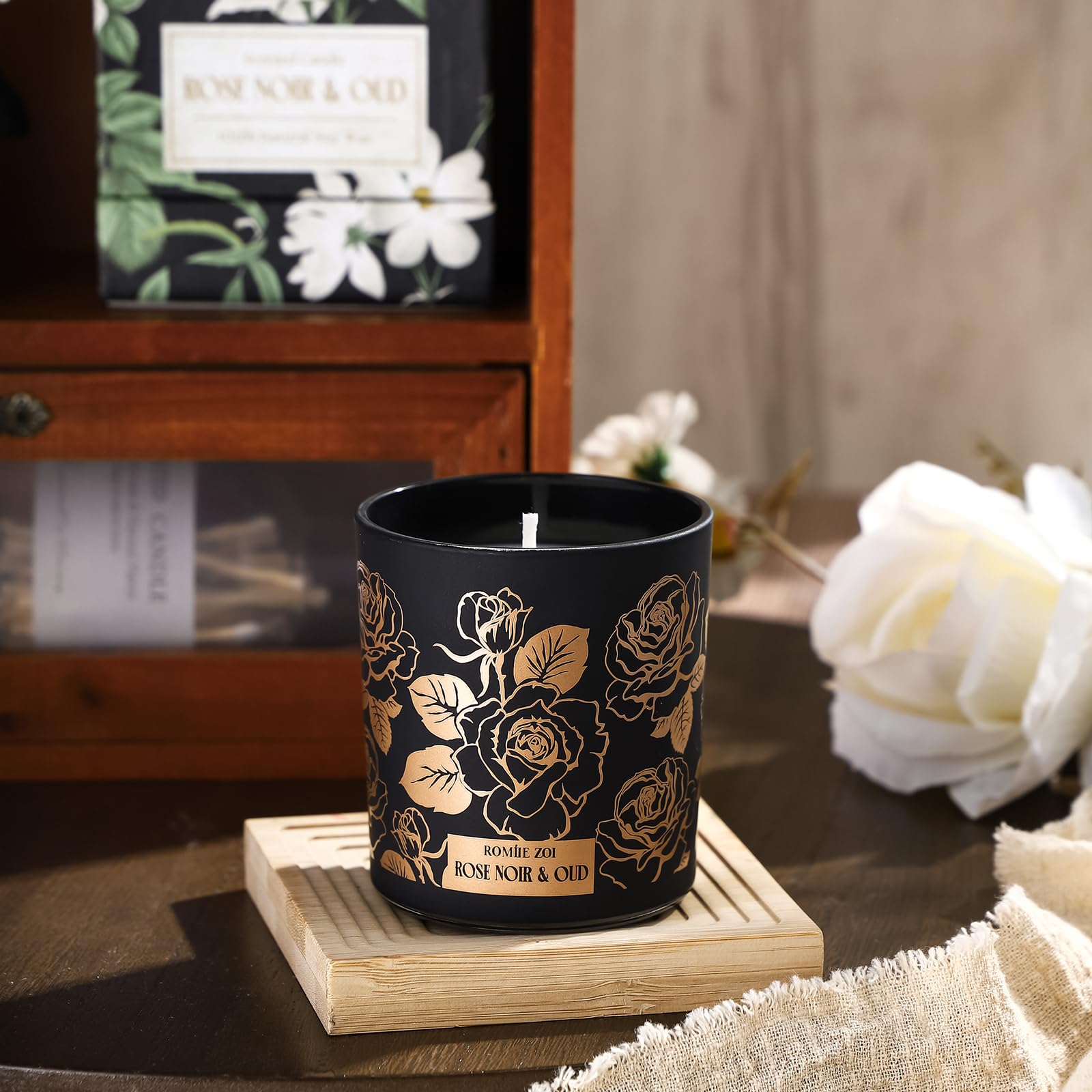 ROMIIE ZOI Ambiance relaxante à la maison ou au bureau avec la bougie Rose Noir Oud.
