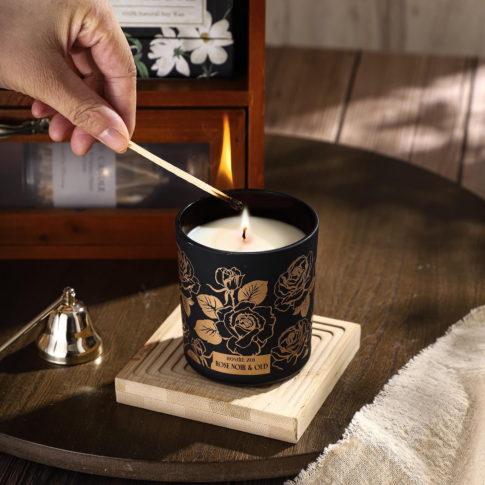 ROMIIE ZOI Détails d'emballage cadeau soigné et parfum Rose Noir Oud.