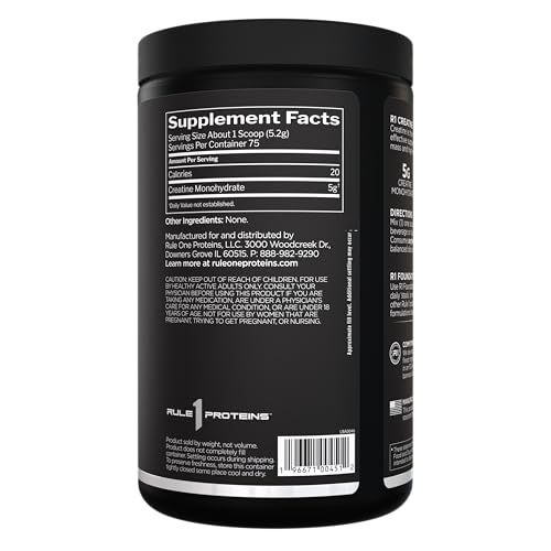Rule 1 Creatine Poudre dans un verre d'eau en cours de mélange, dissolution facilitée.