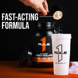 Rule 1 Protéine whey isolatée shaker pistache-glace, moment de préparation.