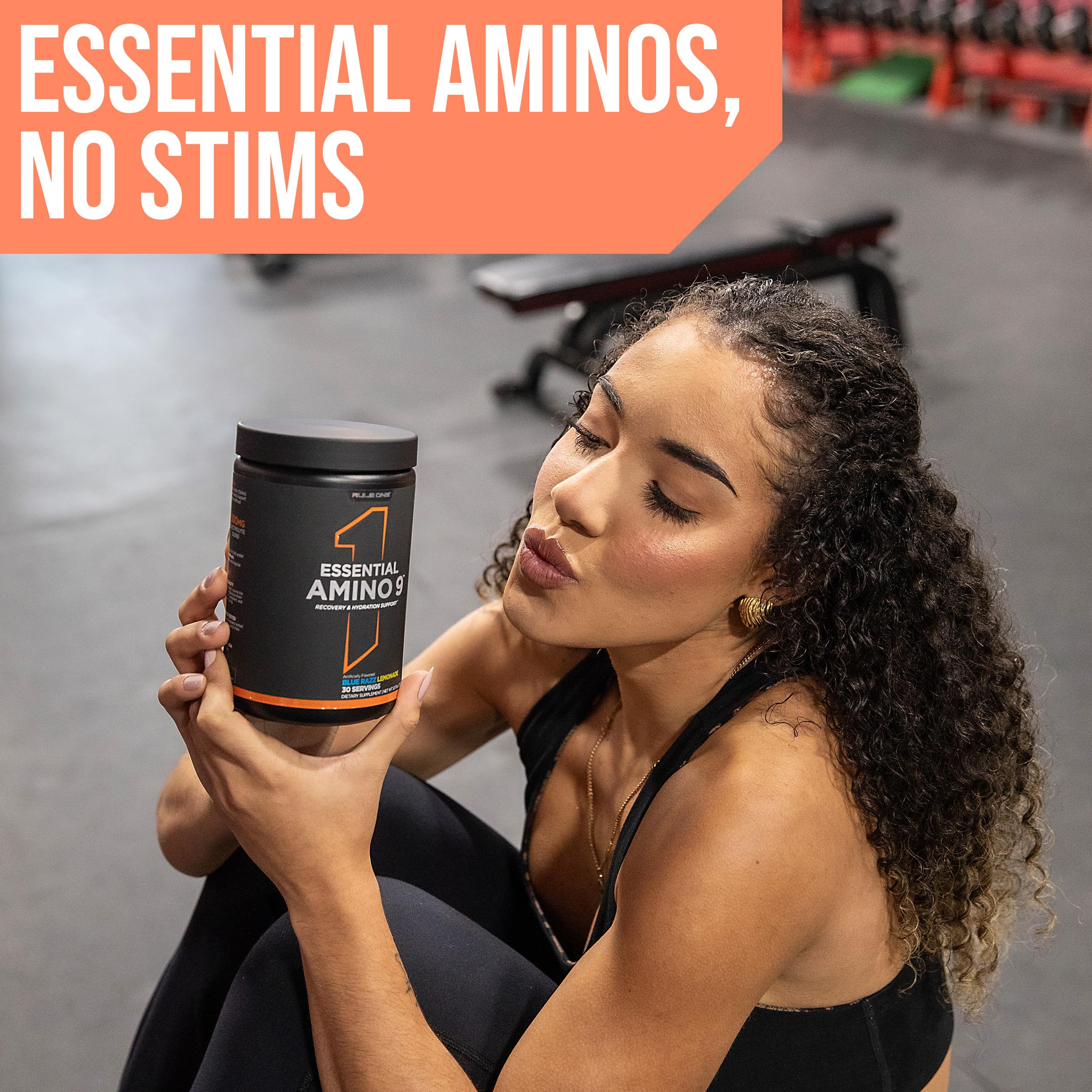 Rule 1 Essential Amino 9, scène salle de sport, boisson hydratante après exercice