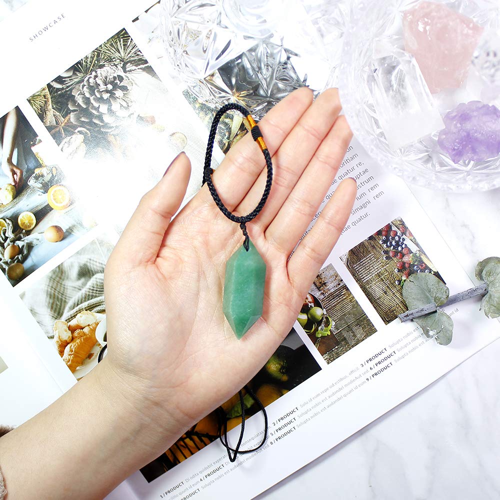 Runyangshi pendentif aventurine verte présentation chic et bien-être potentiel.