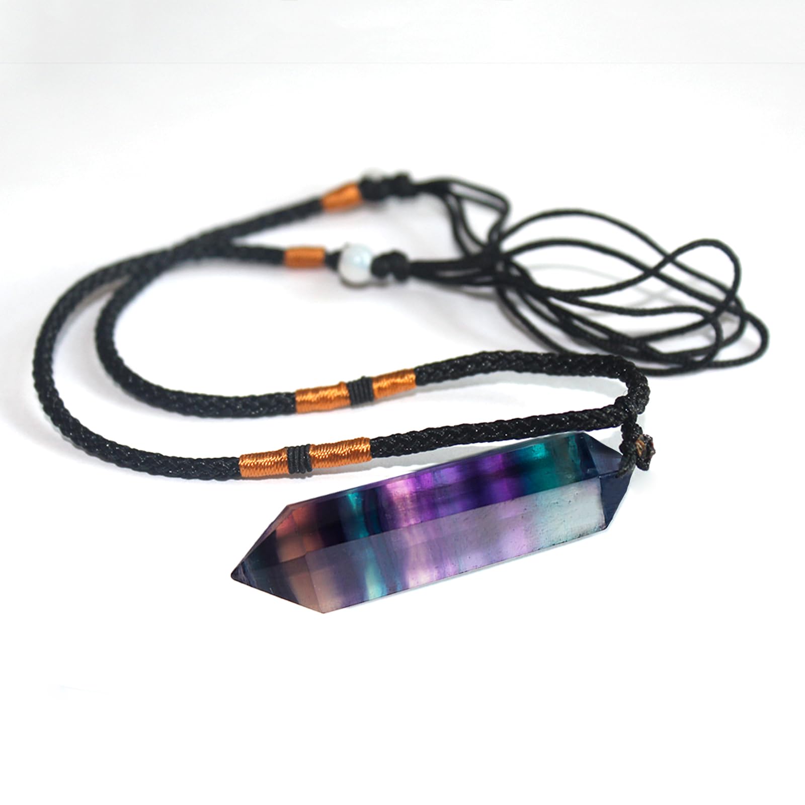 Collier Runyangshi fluorite arc-en-ciel sur tissu naturel, allure chic et naturelle.