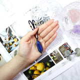 Détail bleu profond du lapis-lazuli, look luxueux et unique.