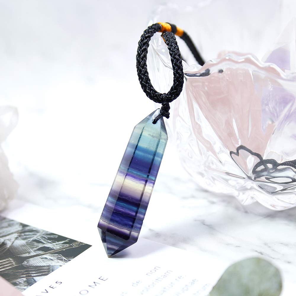 Fluorite arc-en-ciel 6 facettes Runyangshi, motifs colorés et éclat multicolore.