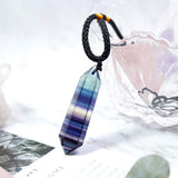 Fluorite arc-en-ciel 6 facettes Runyangshi, motifs colorés et éclat multicolore.