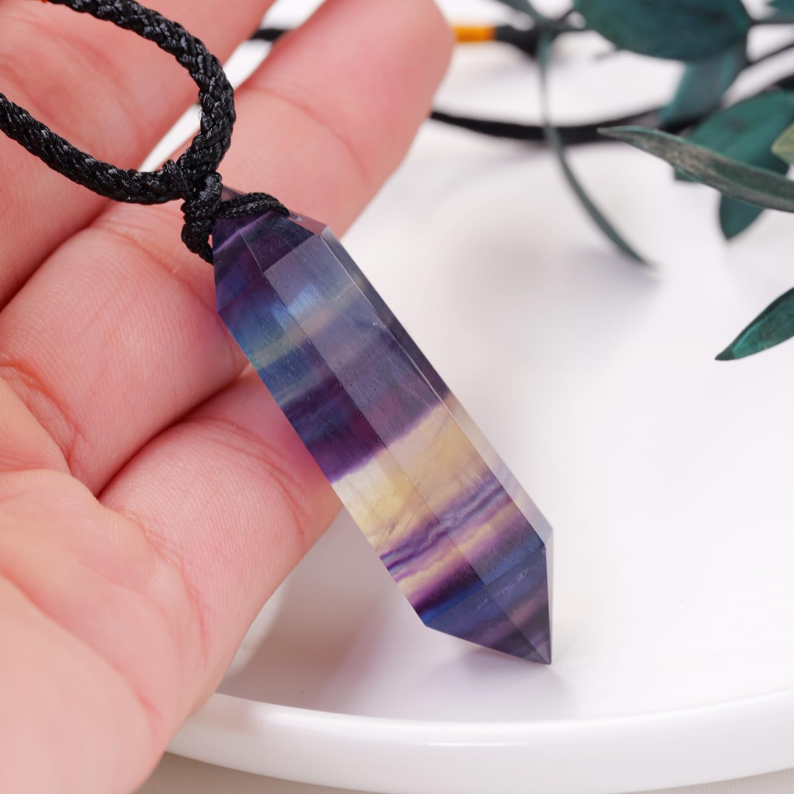 Pendentif fluorite Runyangshi porté sur peau, style élégant et équilibre visuel.