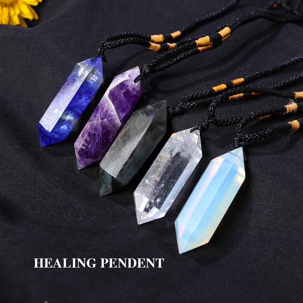 Pendentif Runyangshi quartz clair brillance naturelle sur la peau.
