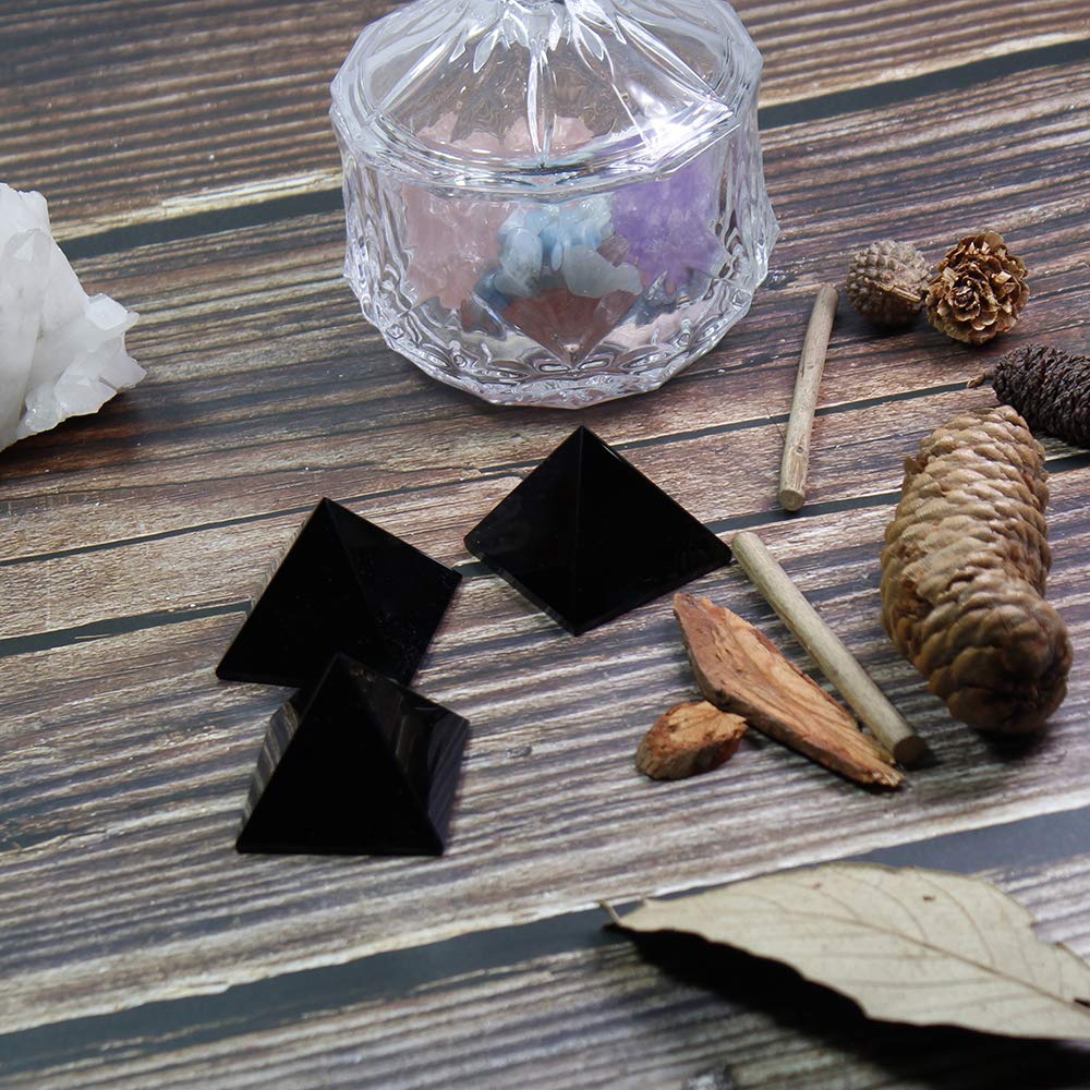 Pyramide Runyangshi obsidienne noire 4x4 cm, ambiance décoration maison et énergie subtile.