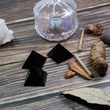 Pyramide Runyangshi obsidienne noire 4x4 cm, ambiance décoration maison et énergie subtile.