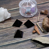 Pyramide Runyangshi obsidienne noire 4x4 cm, détail grains et texture naturelle.