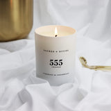 Arômes tubéreuse et cèdre de Sacred + Divine 555 Change pour une ambiance spa à domicile.