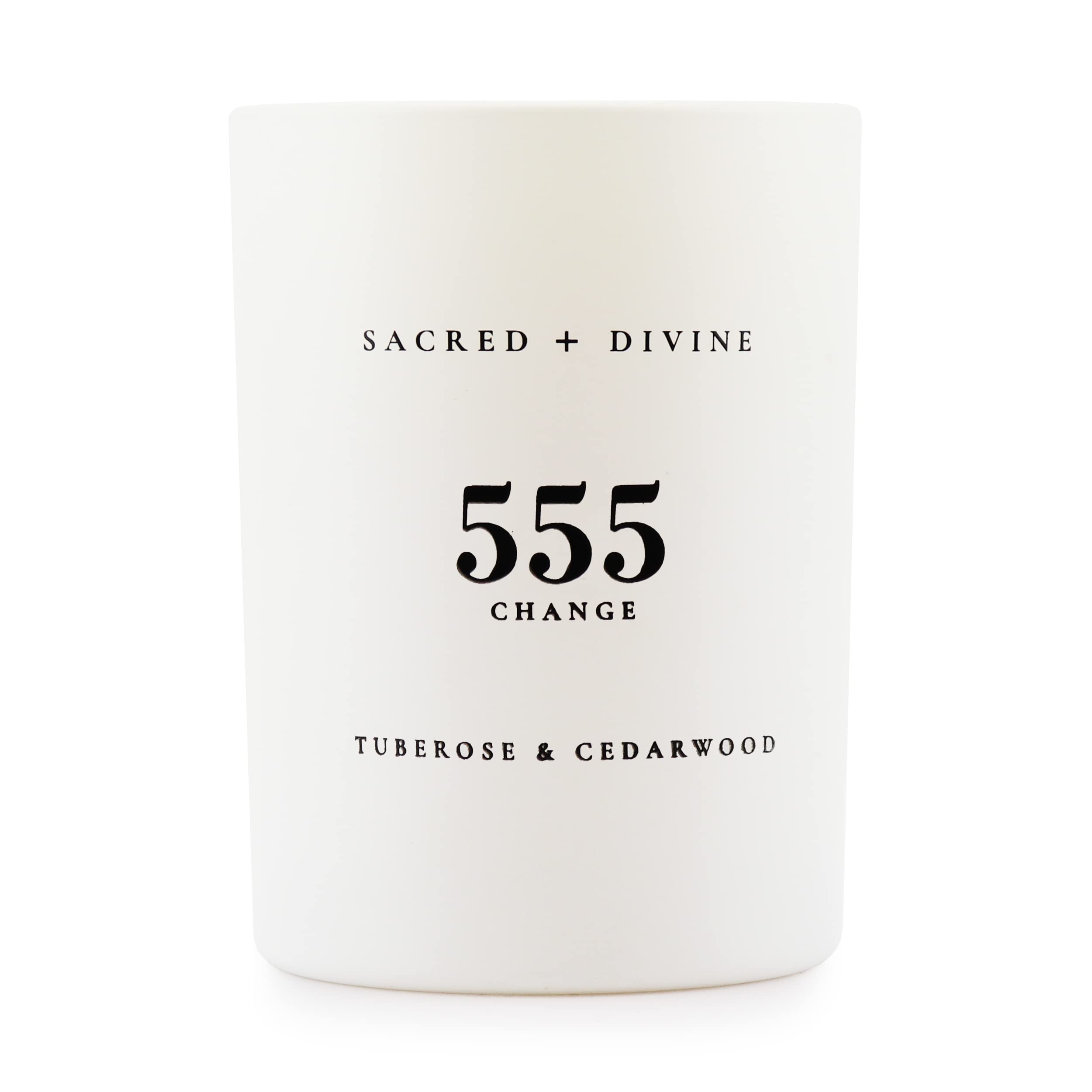 Bougie Sacred + Divine 555 Change avec tubéreuse et cèdre, focalisée sur l’intention du jour.