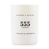 Bougie Sacred + Divine 555 Change avec tubéreuse et cèdre, focalisée sur l’intention du jour.