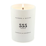 Bougie Sacred + Divine 555 Change dans son verre blanc minimaliste pour méditation.