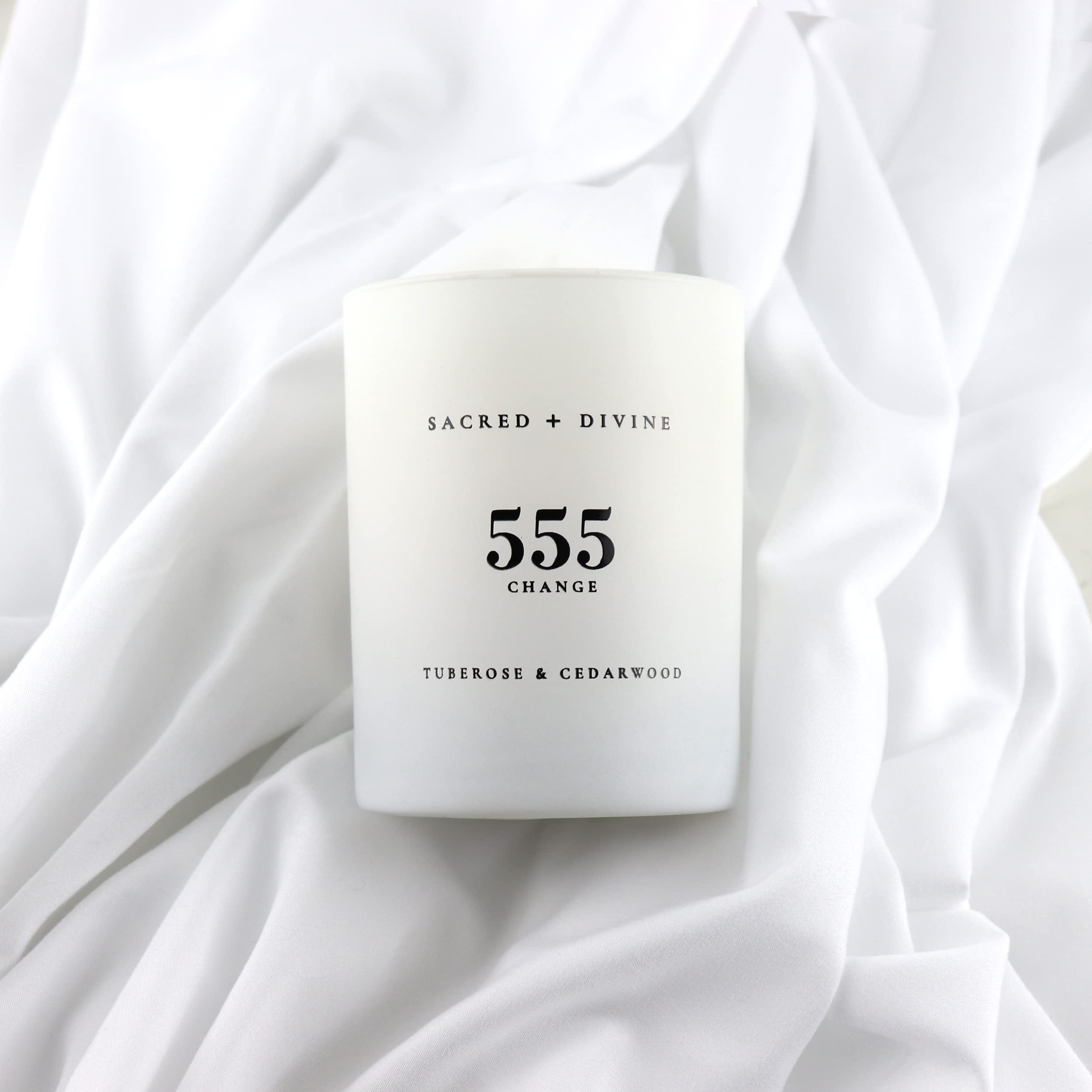 Cire de soja et coco utilisée par Sacred + Divine 555 Change pour une expérience pure.
