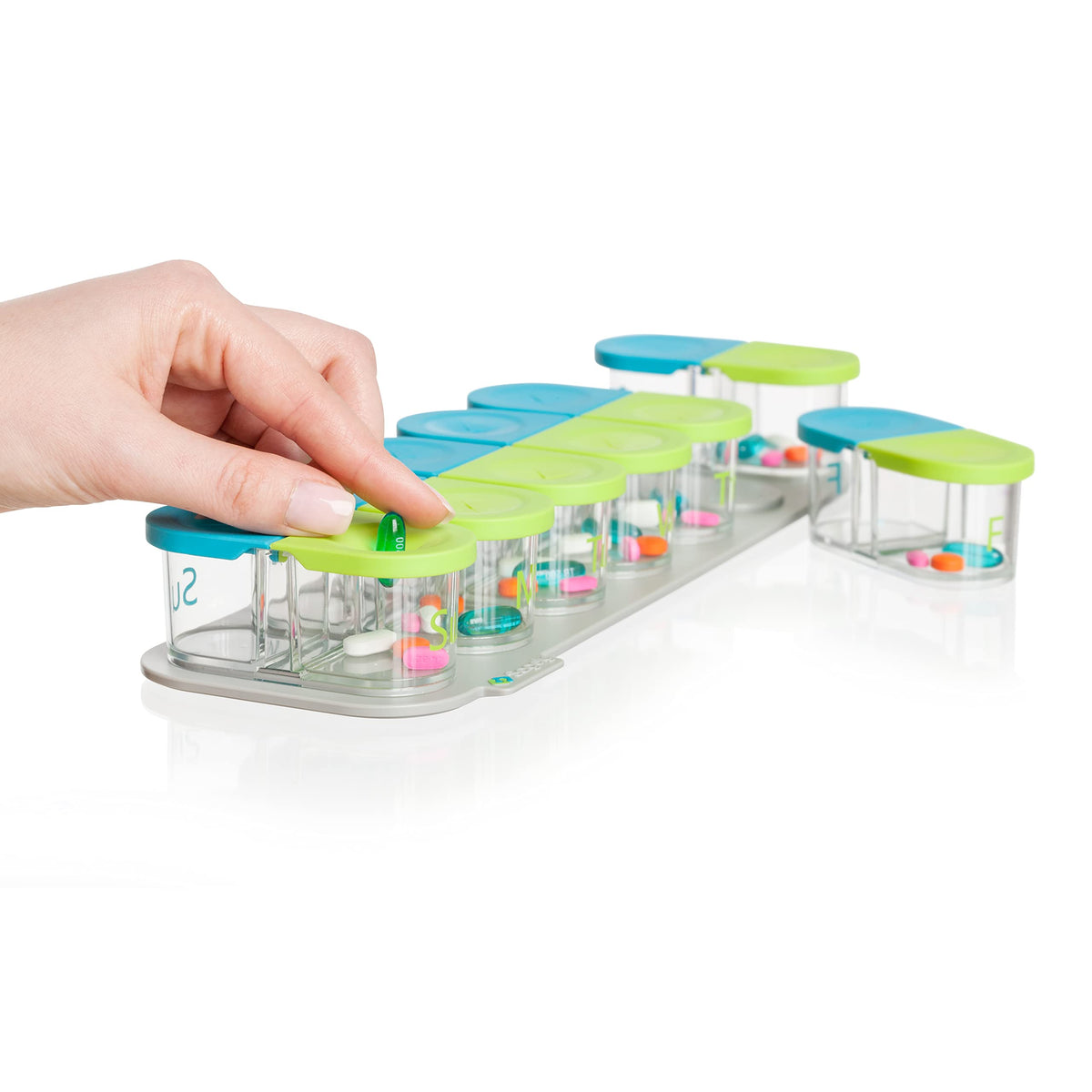 Sagely Smart XL: vue frontale; rangement clair et accessible pour pilules quotidiennes.