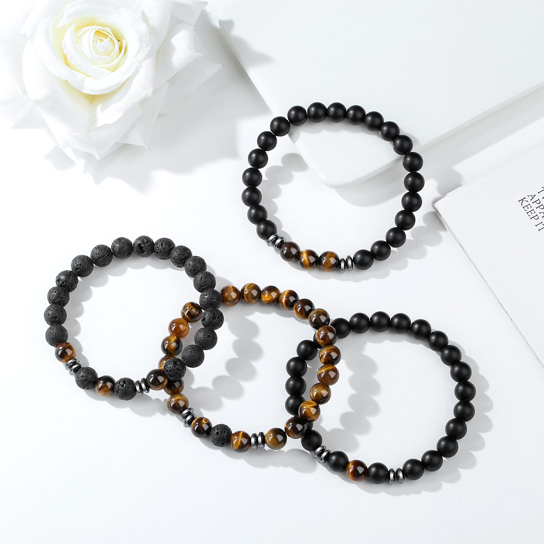 Bracelet Sahoottie porté sur le poignet masculin, look décontracté