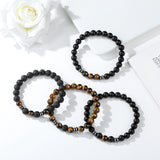 Bracelet Sahoottie porté sur le poignet masculin, look décontracté