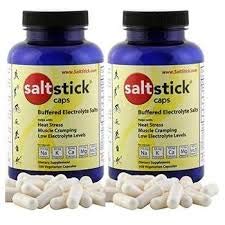 SaltStick Caps - Prise rapide avec eau pour rééquilibrer les électrolytes pendant l'exercice.