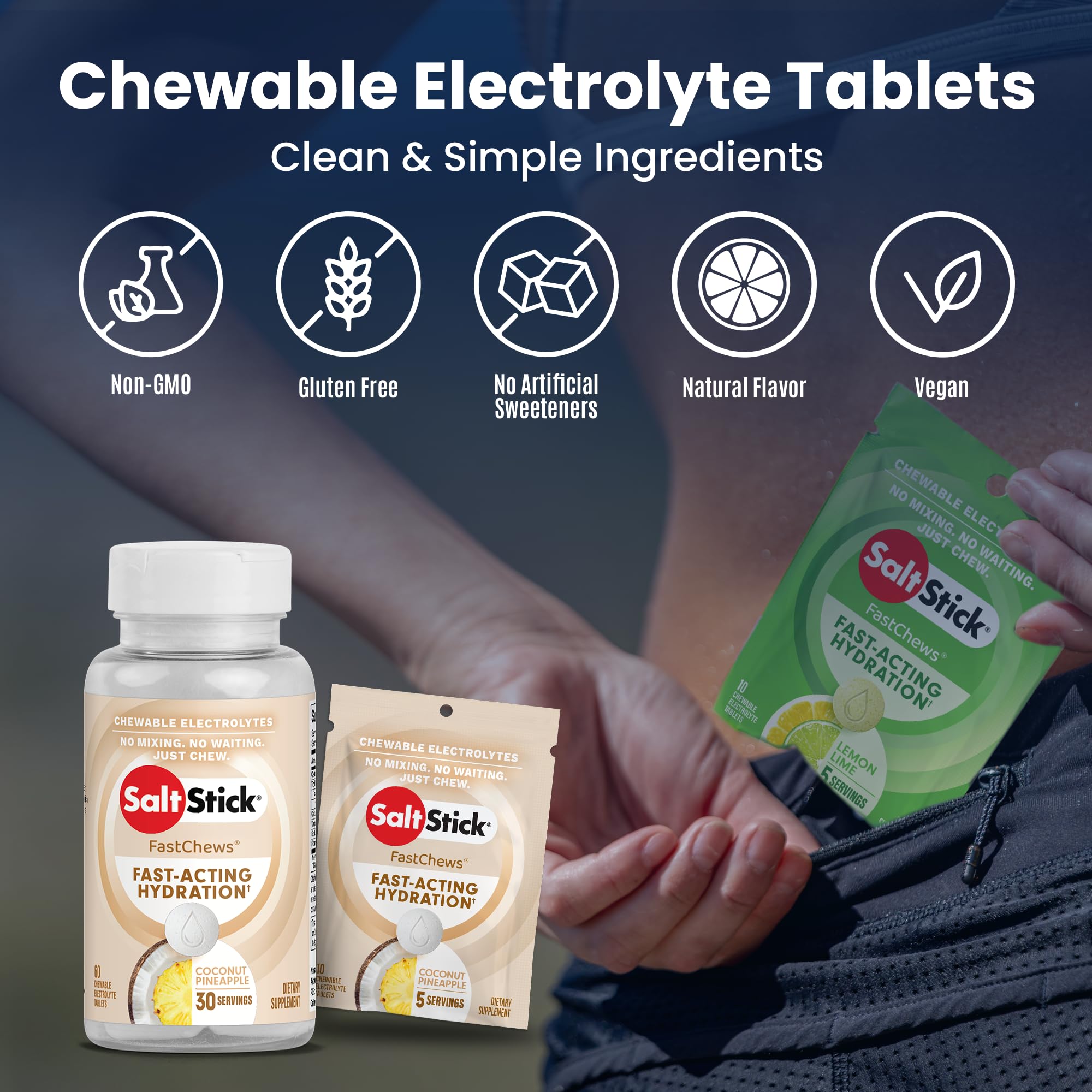 SaltStick FastChews main tenant une tablette, usage rapide pendant l’effort.