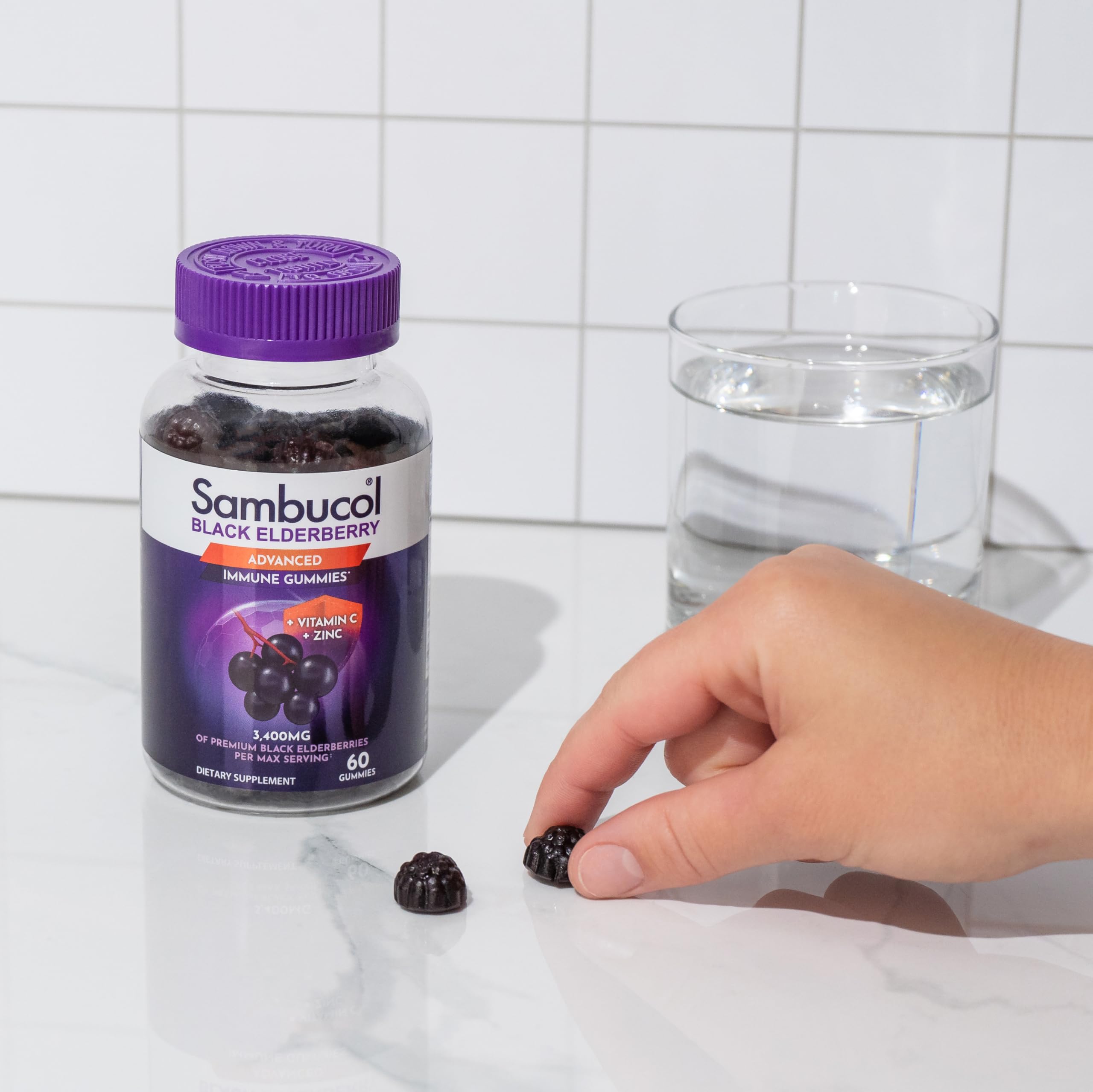 Rituel quotidien facile: gommes Sambucol dégustées après le petit-déjeuner.