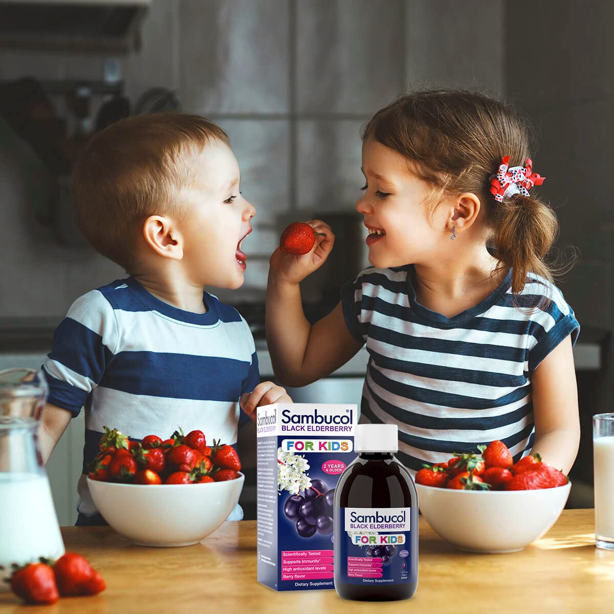 Enfant dégustant le sirop Sambucol au goût fruits rouges.