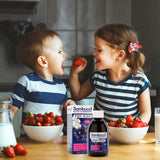 Enfant dégustant le sirop Sambucol au goût fruits rouges.