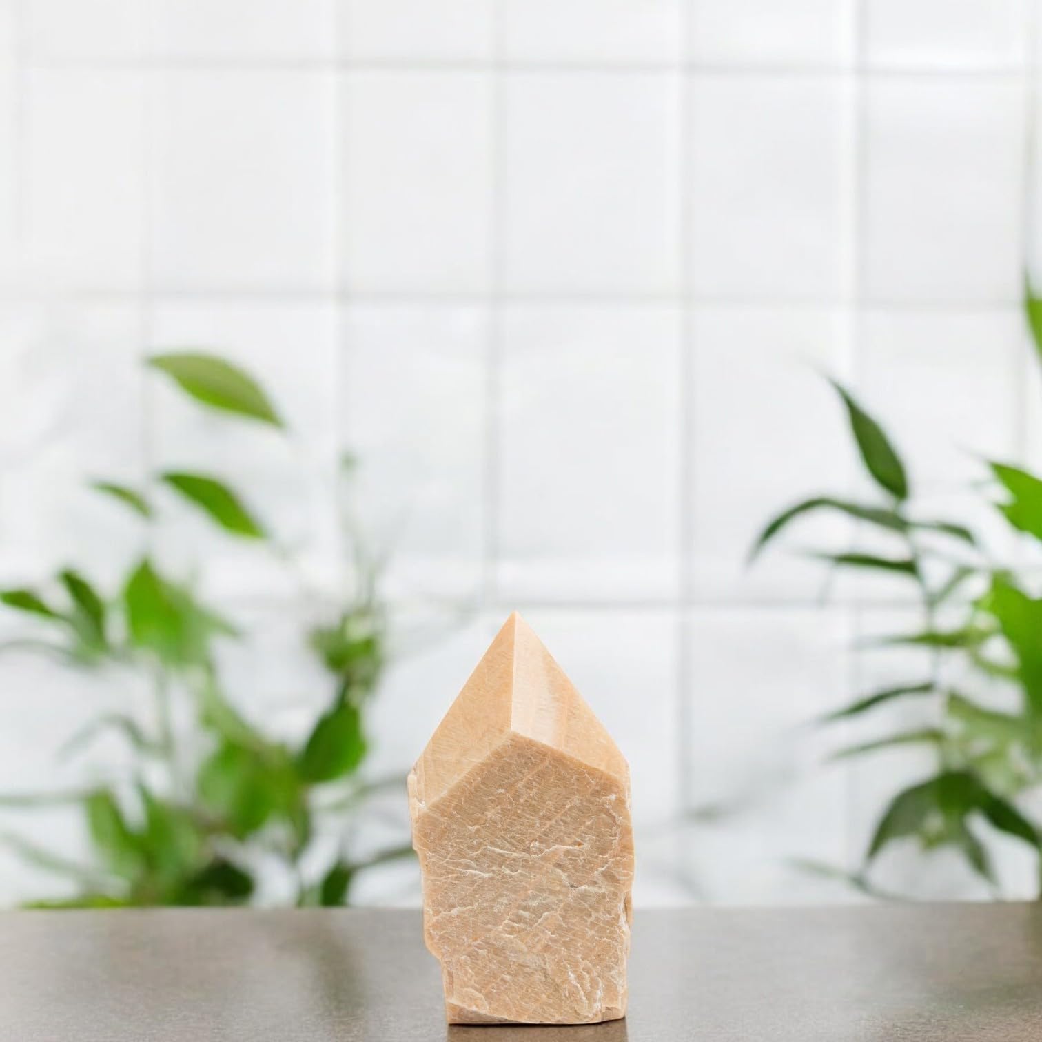 Pointe de feldspath SAMSARI avec texture naturelle pour espace apaisant.