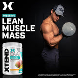 Xtend EAA: athlète en salle utilisant une boisson sans sucre après l’effort.