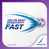 Sensodyne pâte dentaire texture crème, douceur lors du brossage.
