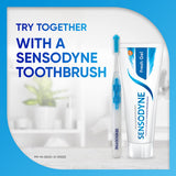 Tube pratique Sensodyne facilitant le dosage lors du brossage.