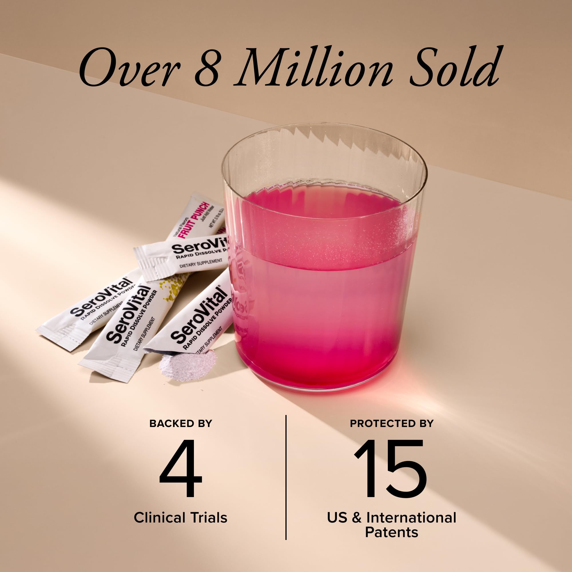 Verre d eau teinté par Serovital Rapid Dissolve Fruit Punch rafraîchissant