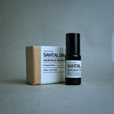 Sesneslabs Santal Grass Roll-On emballage compact, idéal pour le voyage.