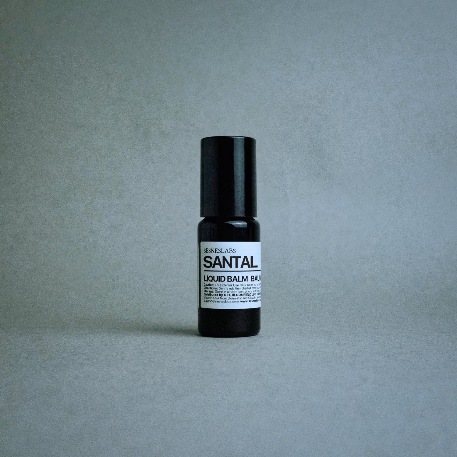 Sesneslabs Santal Grass Roll-On, notes équilibrées pour un parfum frais et durable.