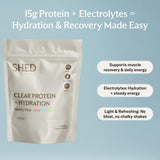 Shed Nutrition mélange protéique clair dans un verre, hydratation légère.