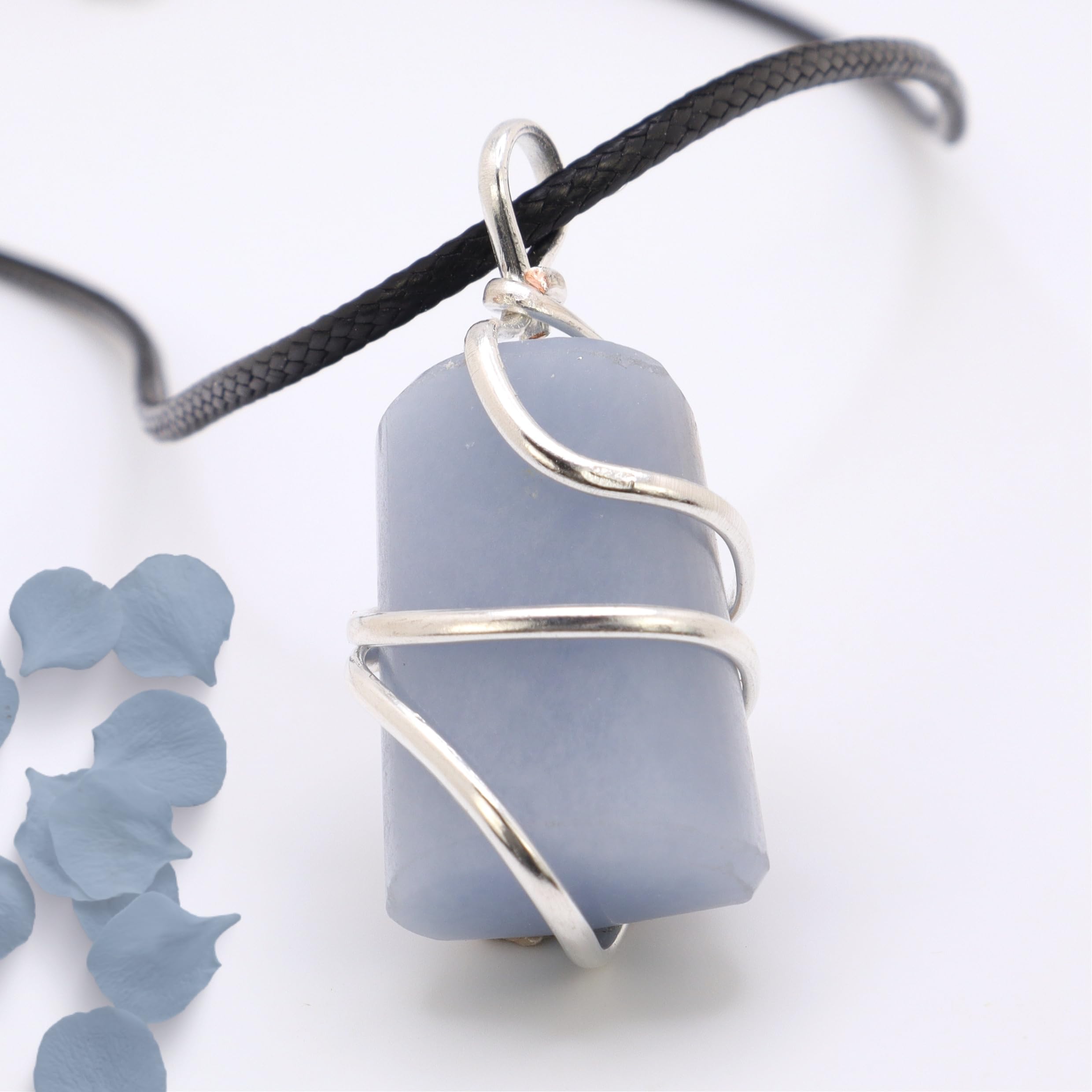 Pendentif Angelite bleu Shelf et Stone porté sur cordon ajustable