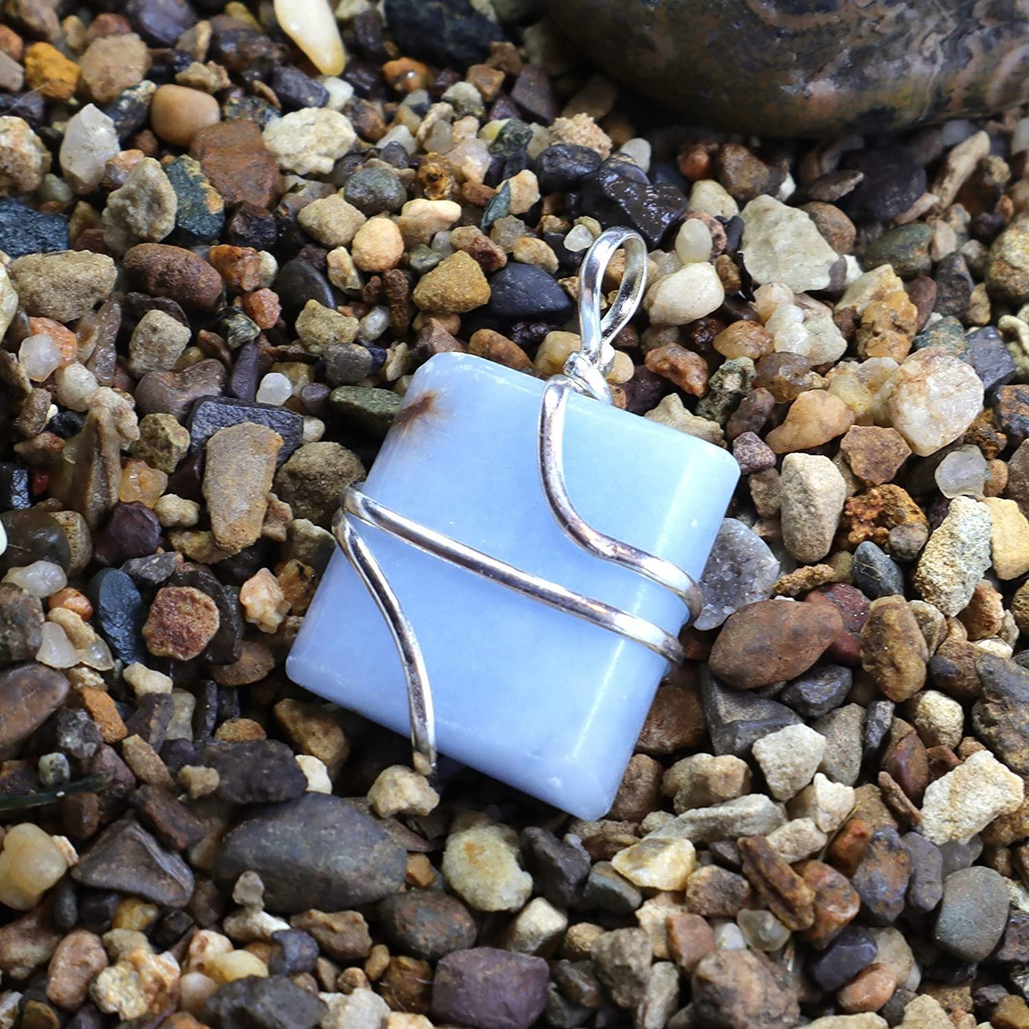 Pendentif Angelite bleu avec cordon ajustable Shelf et Stone