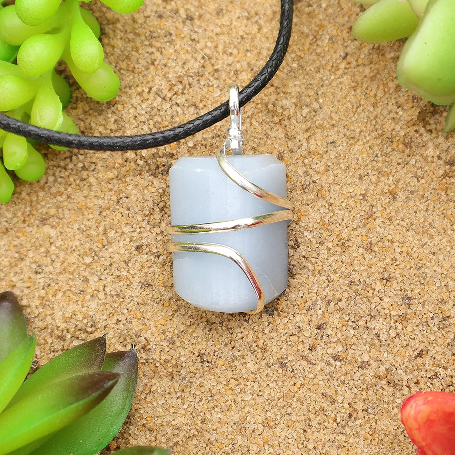Vue profil du pendentif Angelite bleu Shelf et Stone