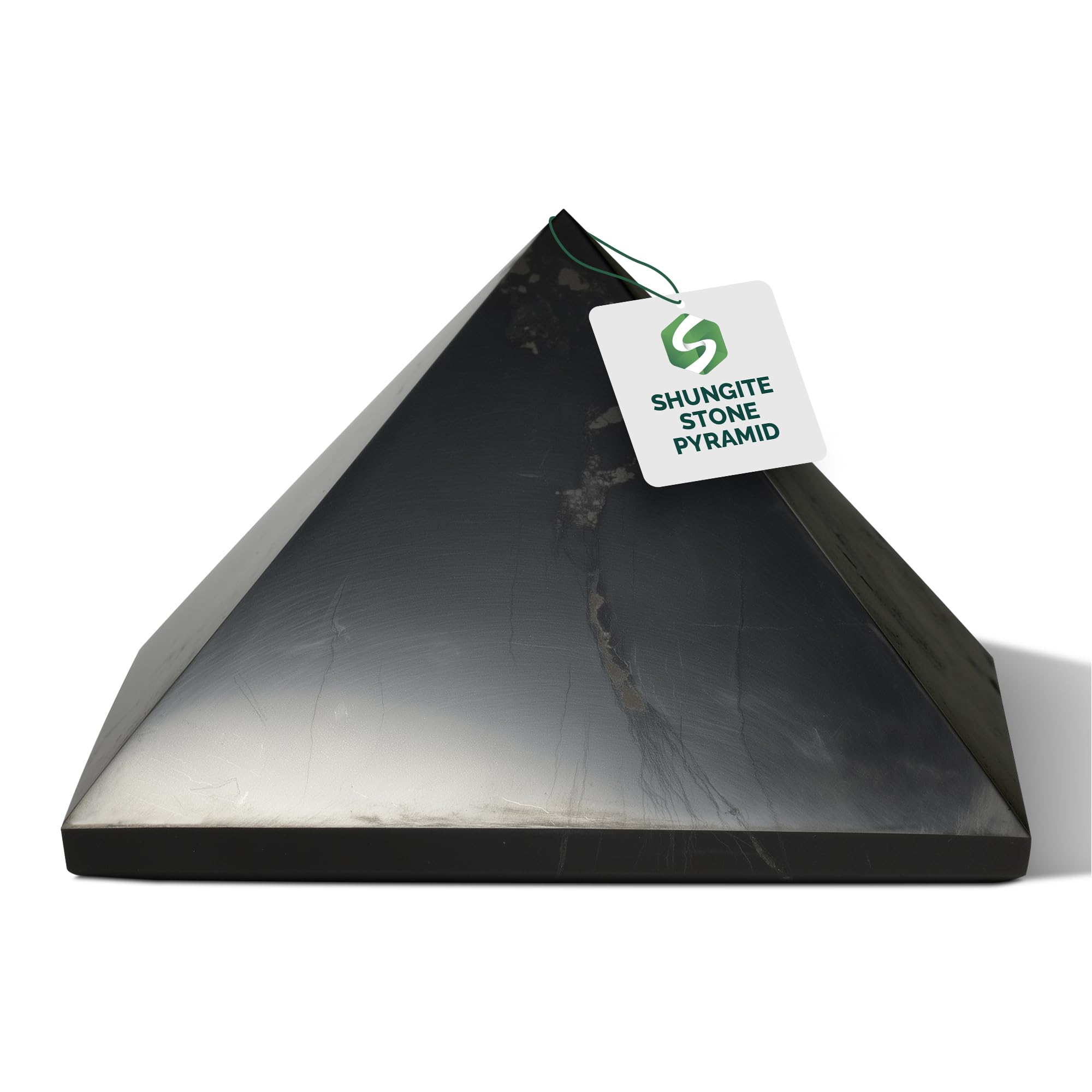 Pyramide Shungite World polie 80 mm posée sur une étagère, ambiance zen et concentration.