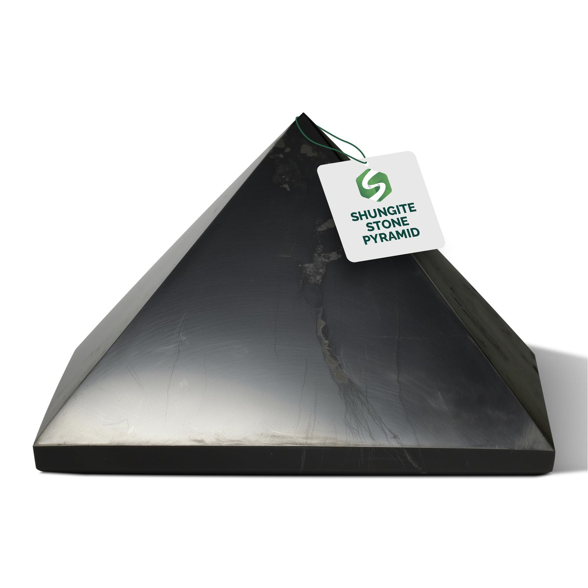 Pyramide Shungite World polie 80 mm posée sur une étagère, ambiance zen et concentration.