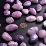SigMntun Lepidolite – bijoux et arts décoratifs utilisant des pierres polies pour l’inspiration.