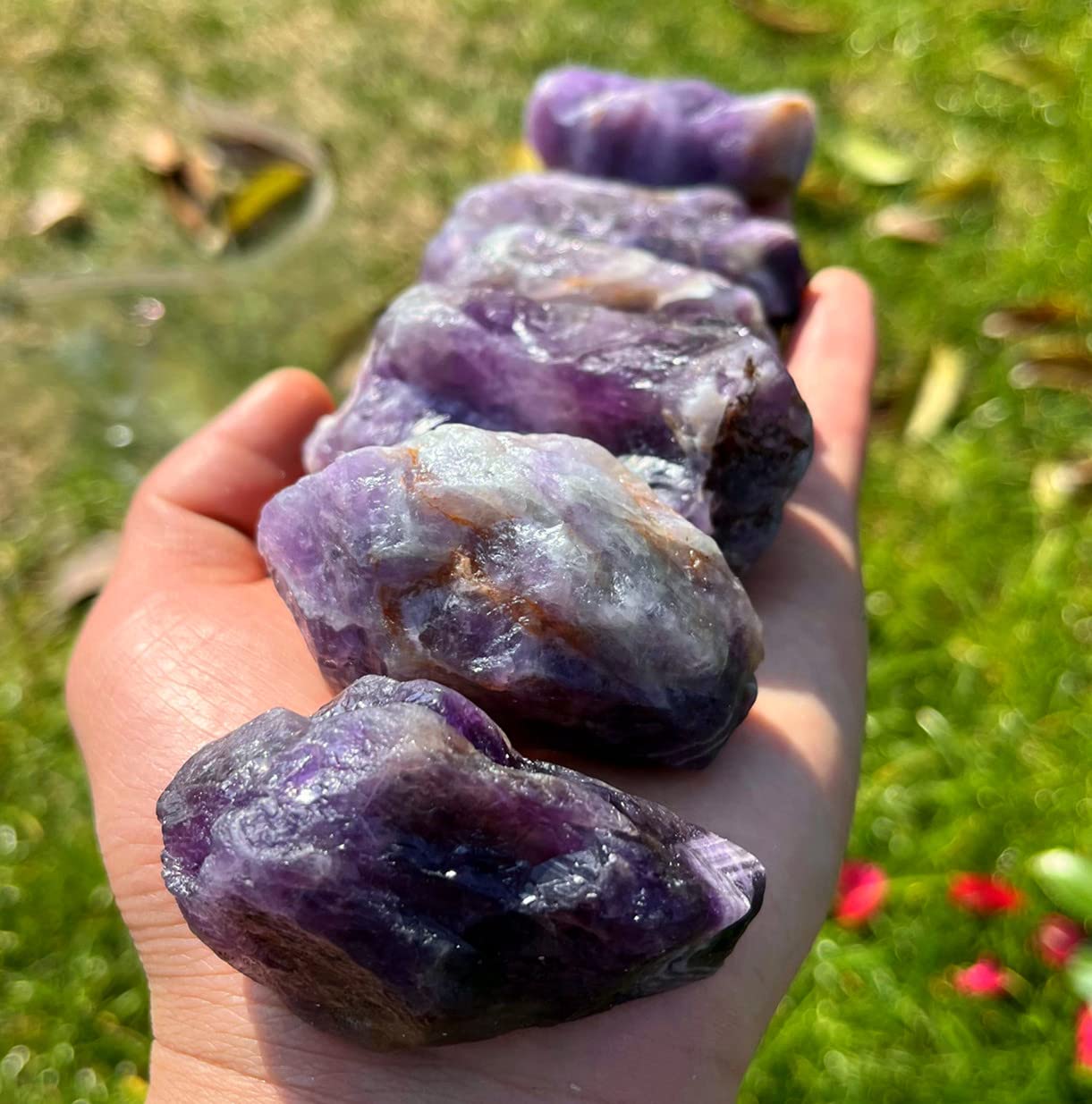Simurg Améthyste sur l'autel pour rituels calmes et centrage.
