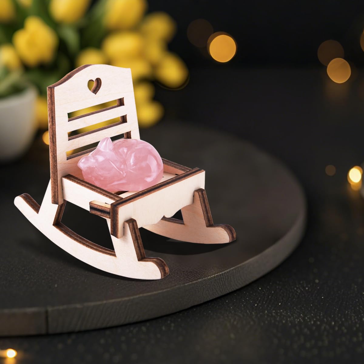 sirperice chat rose endormi sur chaise berçante en bois, symbole de détente