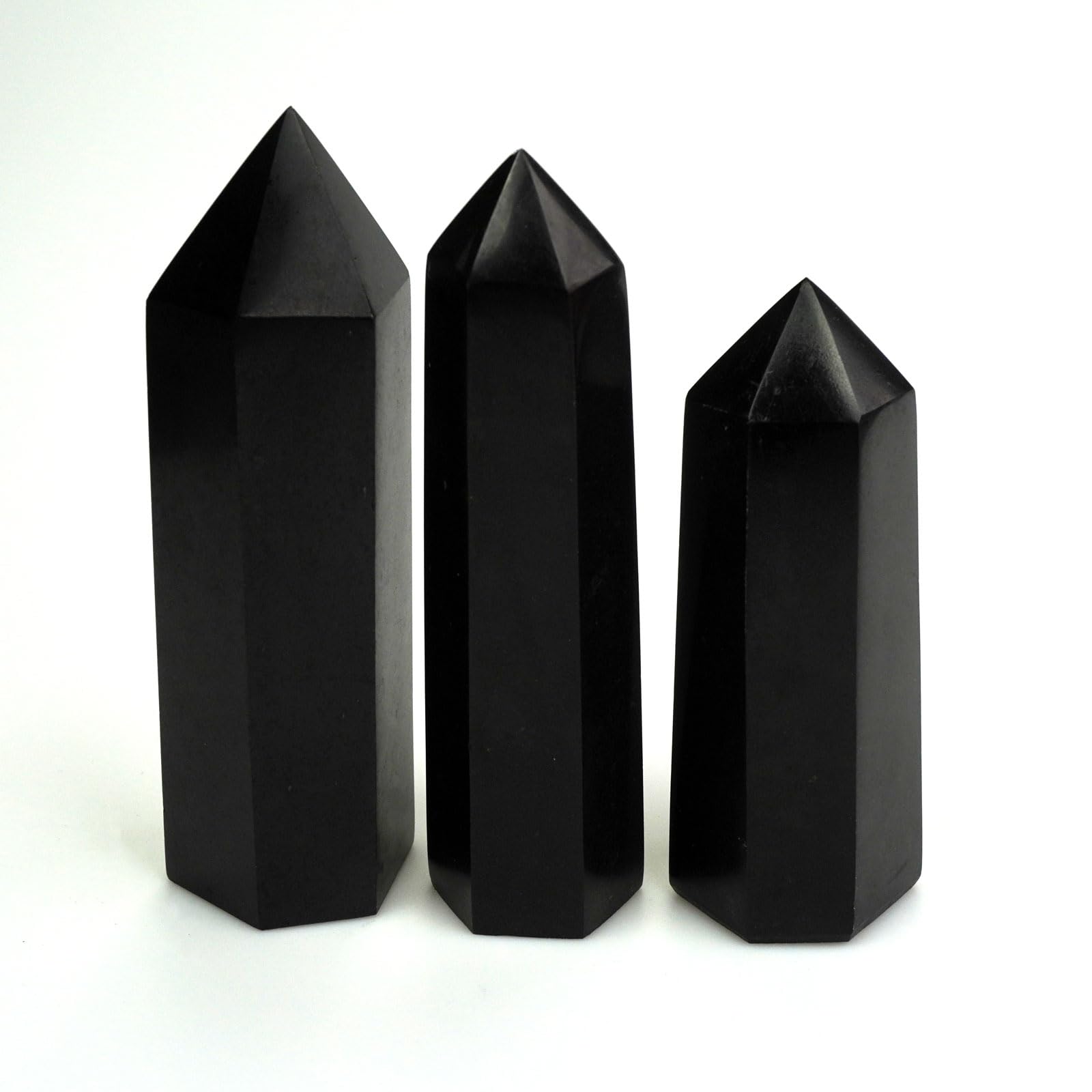 Sisamn tourmaline noire harmonise les chakras et Ancre l’énergie.