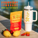 Sachet SkinSips Plus versé dans un verre, boisson prête à hydrater rapidement