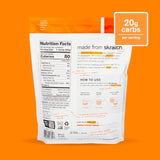 Poudre Skratch Labs Hydration versée dans l’eau pour boisson sportive.